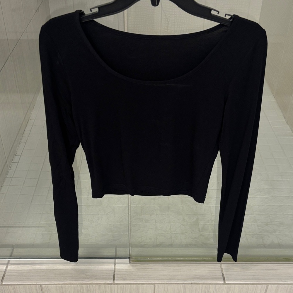 Women's Black Long-Sleeve Cropped Scoop Neck Top